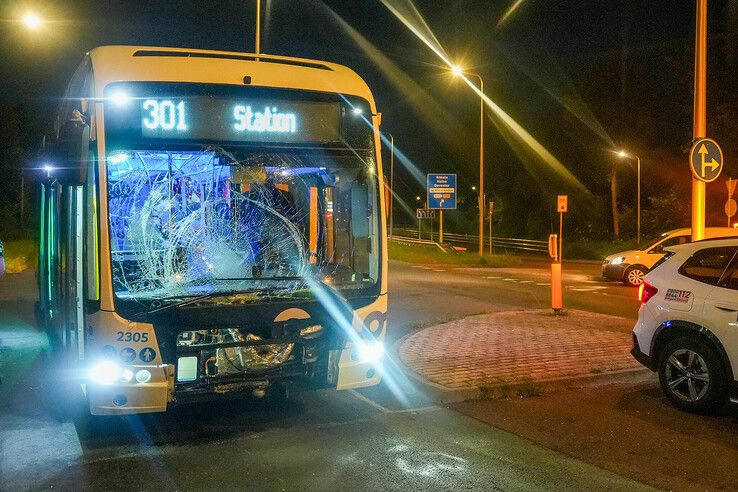 Snorfietser met spoed en politiebegeleiding naar ziekenhuis na botsing met streekbus in Zwolle