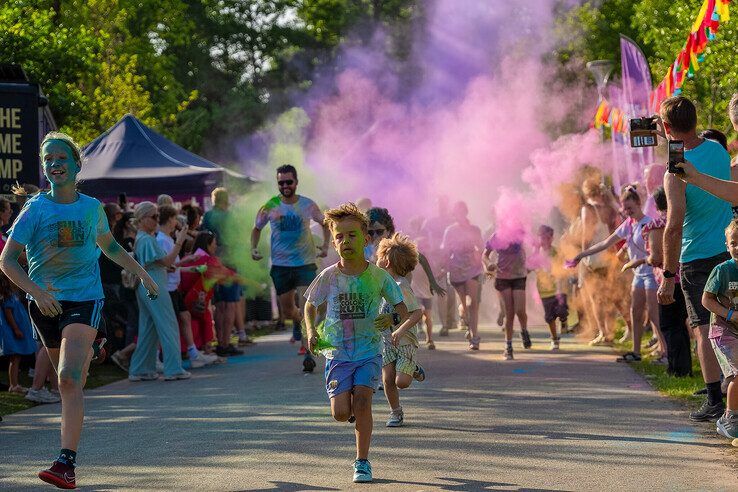 In beeld: Kampen kleurt – Full Color Run trapt zonnig festivalweekend af