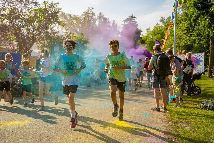 In beeld: Kampen kleurt – Full Color Run trapt zonnig festivalweekend af