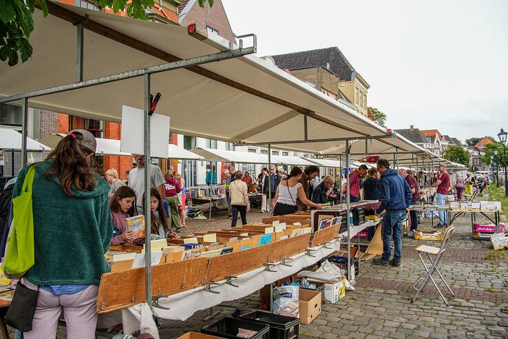 In beeld: Boekenjacht langs de Zwolse stadsgracht