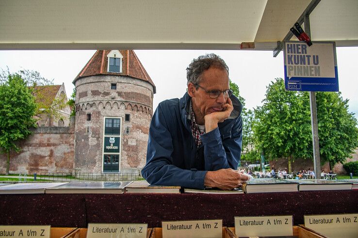 In beeld: Boekenjacht langs de Zwolse stadsgracht