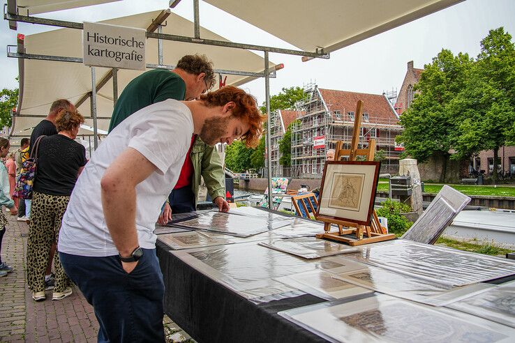 In beeld: Boekenjacht langs de Zwolse stadsgracht