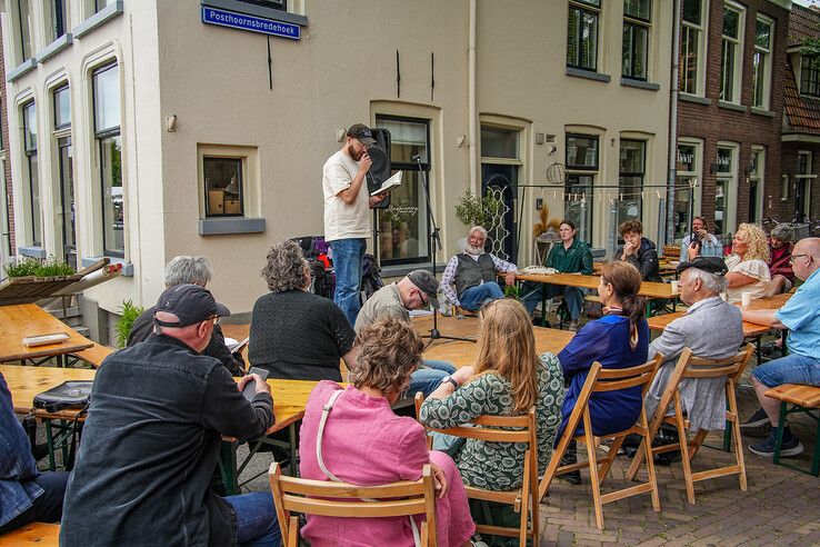 In beeld: Boekenjacht langs de Zwolse stadsgracht