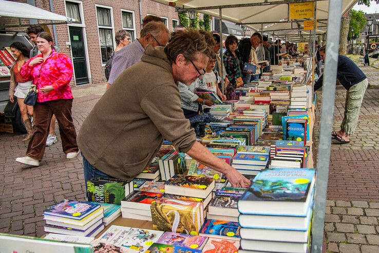 In beeld: Boekenjacht langs de Zwolse stadsgracht