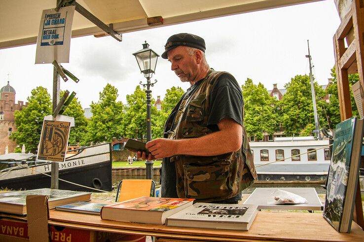 In beeld: Boekenjacht langs de Zwolse stadsgracht