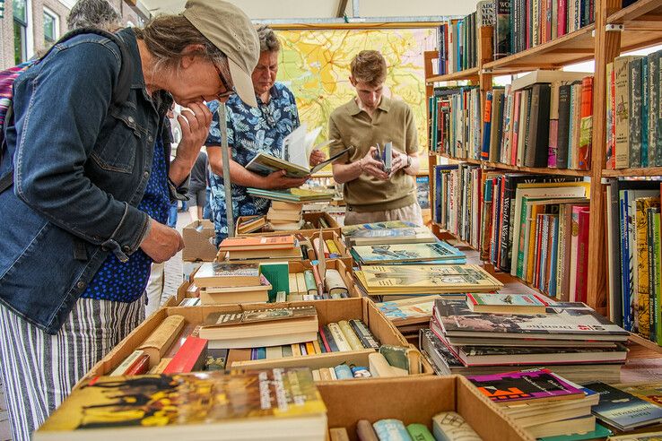 In beeld: Boekenjacht langs de Zwolse stadsgracht