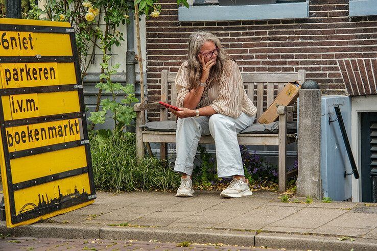 In beeld: Boekenjacht langs de Zwolse stadsgracht
