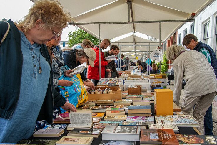 In beeld: Boekenjacht langs de Zwolse stadsgracht