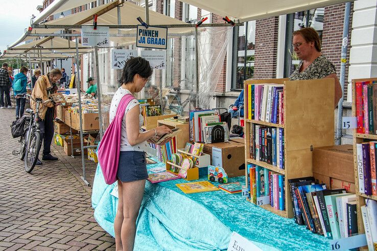 In beeld: Boekenjacht langs de Zwolse stadsgracht