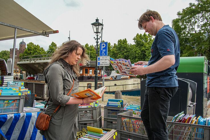 In beeld: Boekenjacht langs de Zwolse stadsgracht