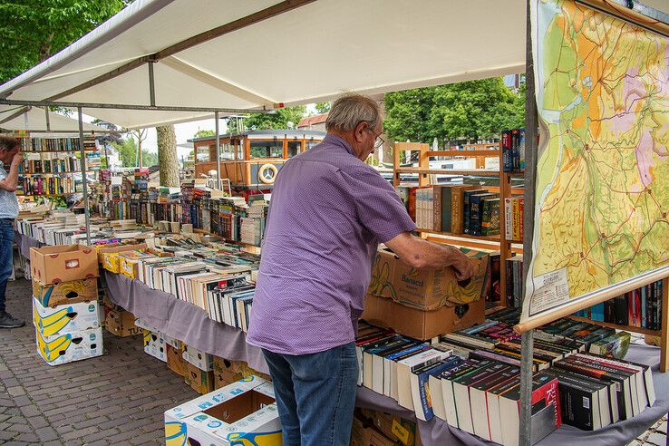 In beeld: Boekenjacht langs de Zwolse stadsgracht