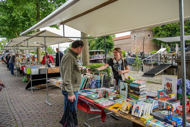 In beeld: Boekenjacht langs de Zwolse stadsgracht