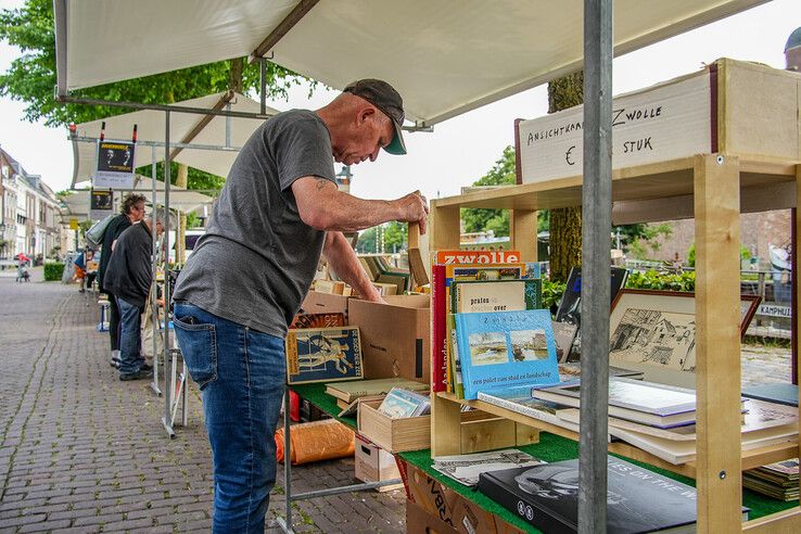 In beeld: Boekenjacht langs de Zwolse stadsgracht
