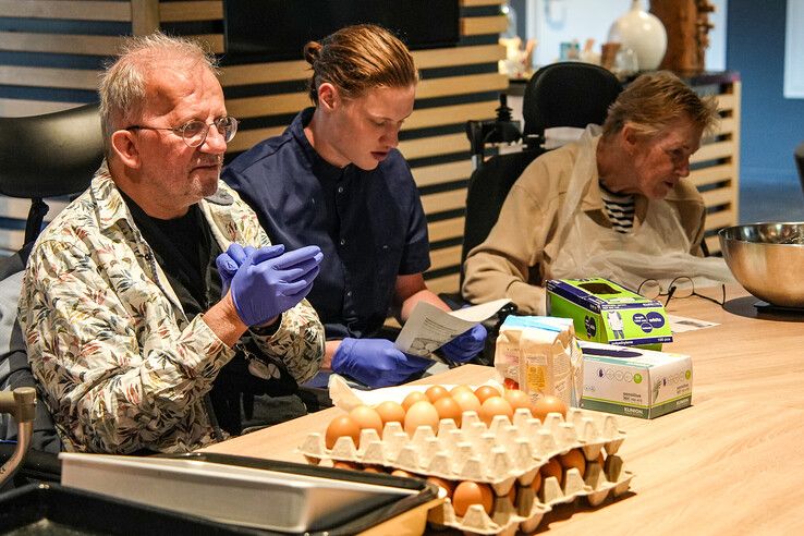 In beeld: Koekjesactie moet buurtbewoners Zwolle-Zuid dichter bij elkaar brengen