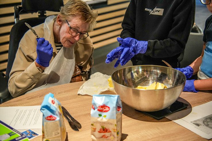 In beeld: Koekjesactie moet buurtbewoners Zwolle-Zuid dichter bij elkaar brengen