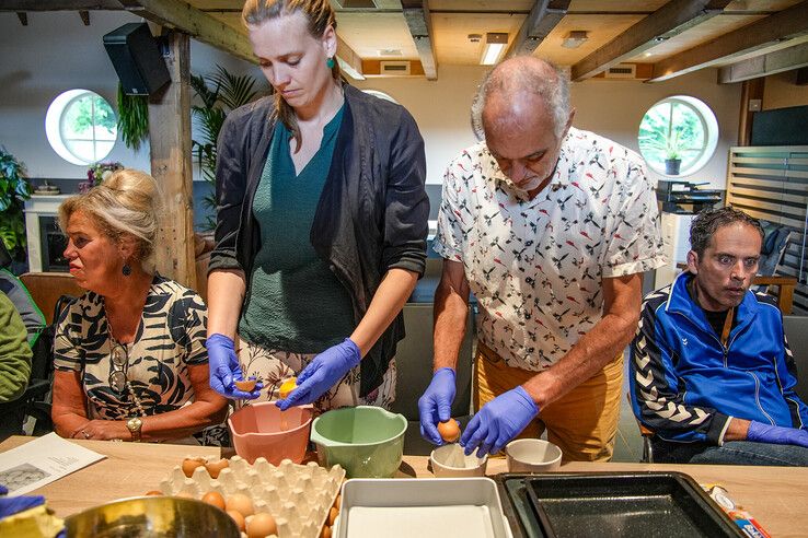 In beeld: Koekjesactie moet buurtbewoners Zwolle-Zuid dichter bij elkaar brengen