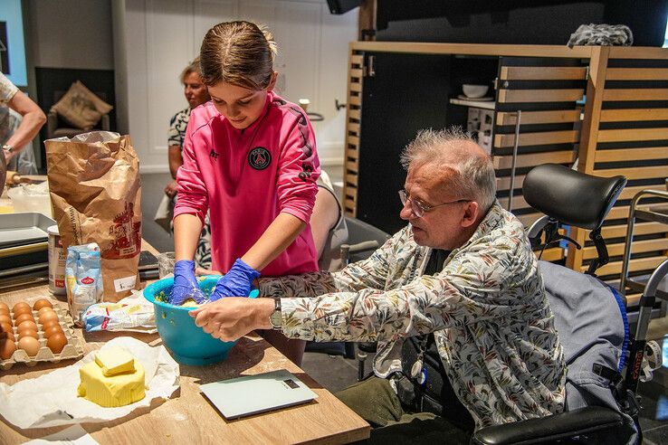 In beeld: Koekjesactie moet buurtbewoners Zwolle-Zuid dichter bij elkaar brengen