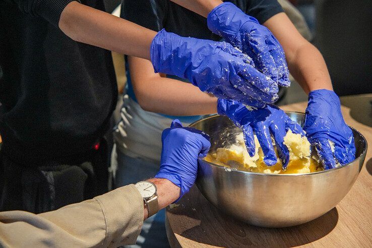 In beeld: Koekjesactie moet buurtbewoners Zwolle-Zuid dichter bij elkaar brengen