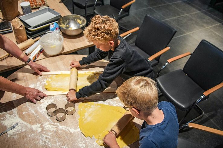 In beeld: Koekjesactie moet buurtbewoners Zwolle-Zuid dichter bij elkaar brengen