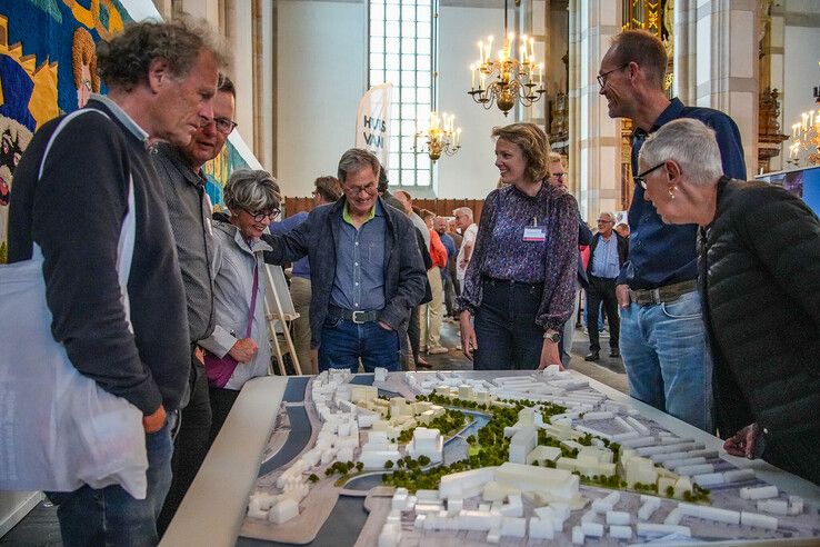 In beeld: Toekomst Stadshart Zwolle besproken in Grote Kerk