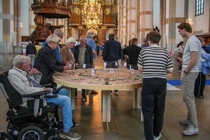 In beeld: Toekomst Stadshart Zwolle besproken in Grote Kerk