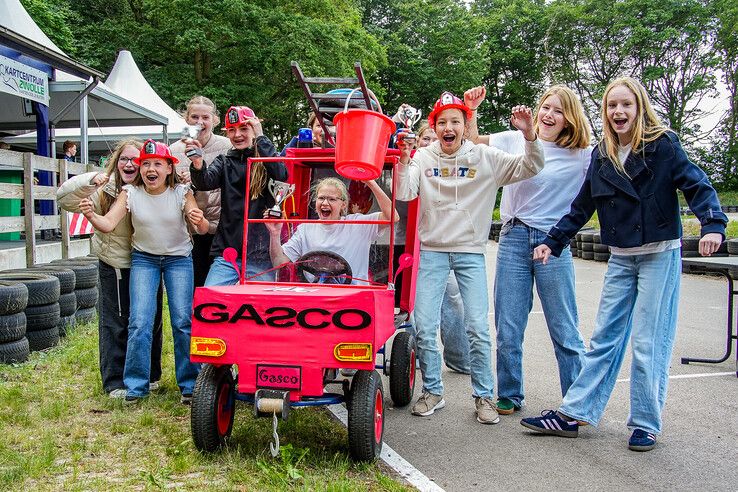 Team Gasco van Jena XL viert de overwinning op de Skelterrace van Deltion College.
