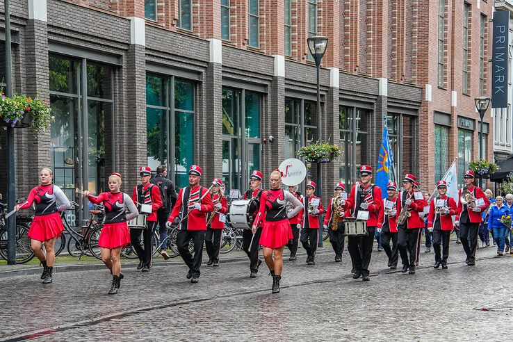 In beeld: Avondvierdaagse Zwolle eindigt feestelijk ondanks regenbuien