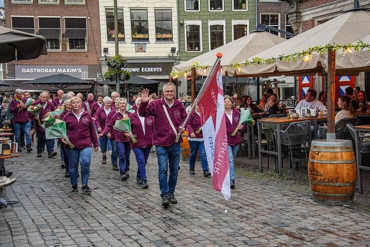 In beeld: Avondvierdaagse Zwolle eindigt feestelijk ondanks regenbuien