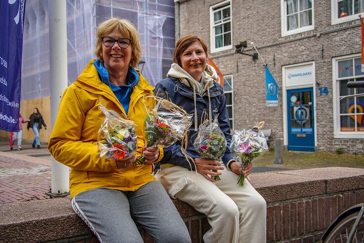 In beeld: Avondvierdaagse Zwolle eindigt feestelijk ondanks regenbuien