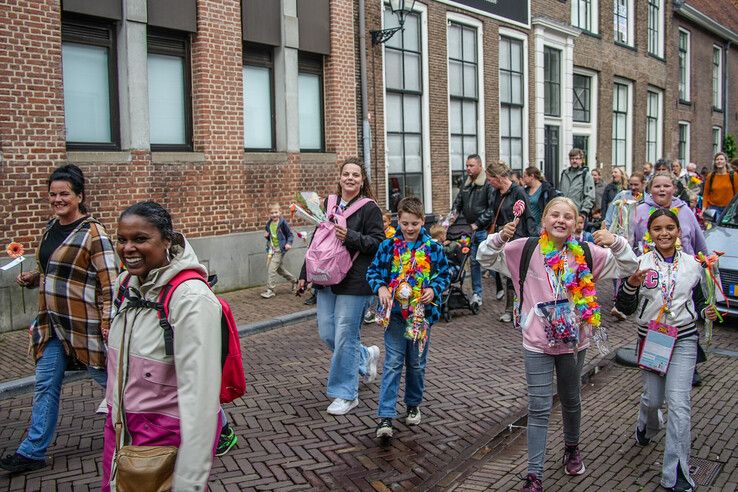 In beeld: Avondvierdaagse Zwolle eindigt feestelijk ondanks regenbuien