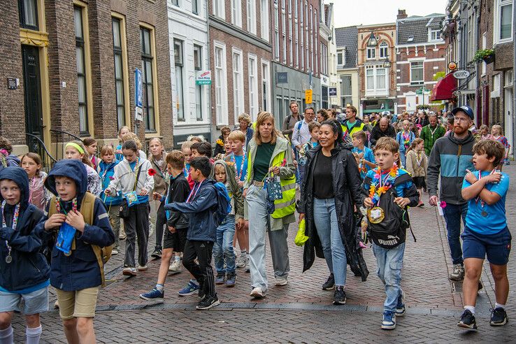 In beeld: Avondvierdaagse Zwolle eindigt feestelijk ondanks regenbuien