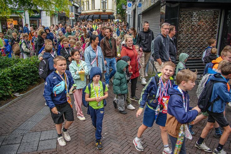 In beeld: Avondvierdaagse Zwolle eindigt feestelijk ondanks regenbuien