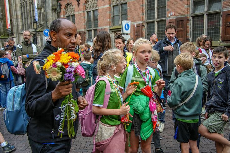 In beeld: Avondvierdaagse Zwolle eindigt feestelijk ondanks regenbuien