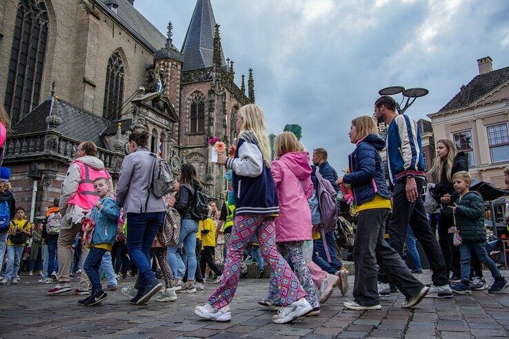 In beeld: Avondvierdaagse Zwolle eindigt feestelijk ondanks regenbuien