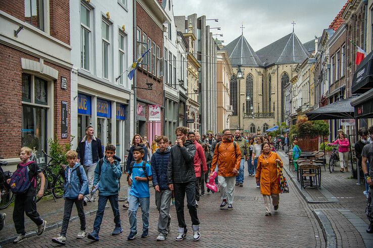In beeld: Avondvierdaagse Zwolle eindigt feestelijk ondanks regenbuien