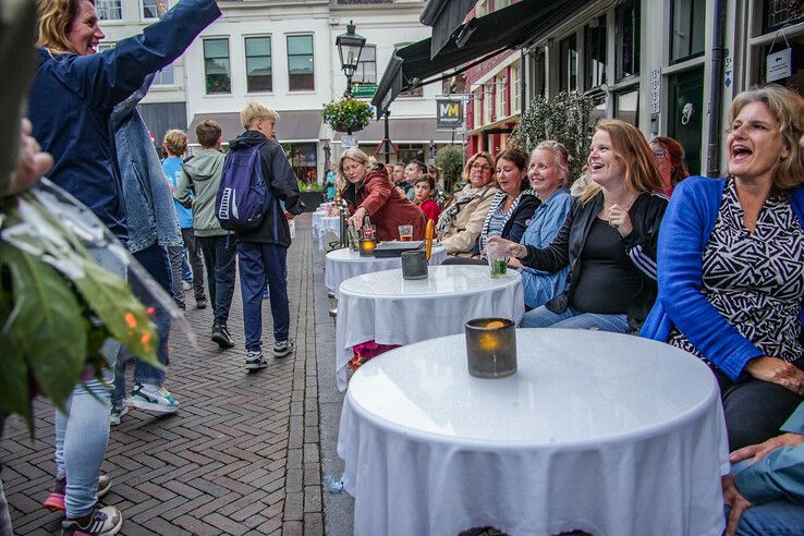 In beeld: Avondvierdaagse Zwolle eindigt feestelijk ondanks regenbuien