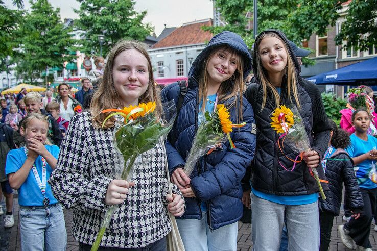 In beeld: Avondvierdaagse Zwolle eindigt feestelijk ondanks regenbuien