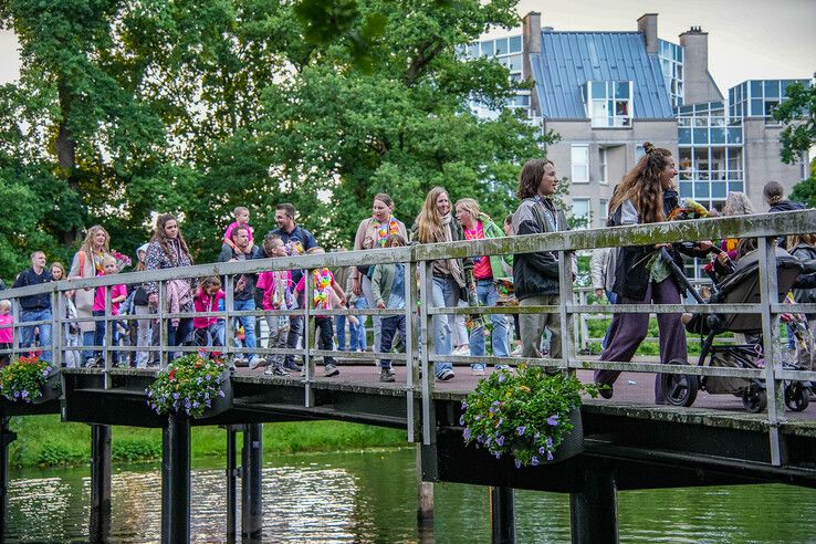 In beeld: Avondvierdaagse Zwolle eindigt feestelijk ondanks regenbuien