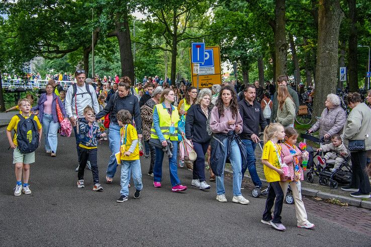 In beeld: Avondvierdaagse Zwolle eindigt feestelijk ondanks regenbuien