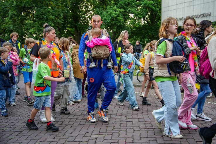 In beeld: Avondvierdaagse Zwolle eindigt feestelijk ondanks regenbuien