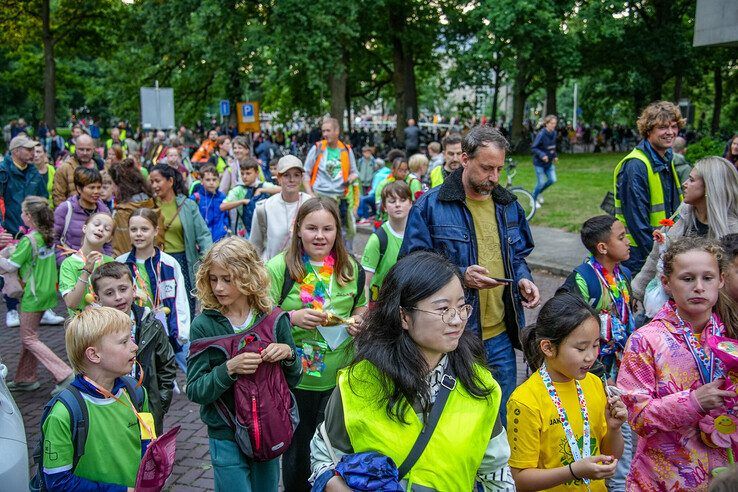 In beeld: Avondvierdaagse Zwolle eindigt feestelijk ondanks regenbuien