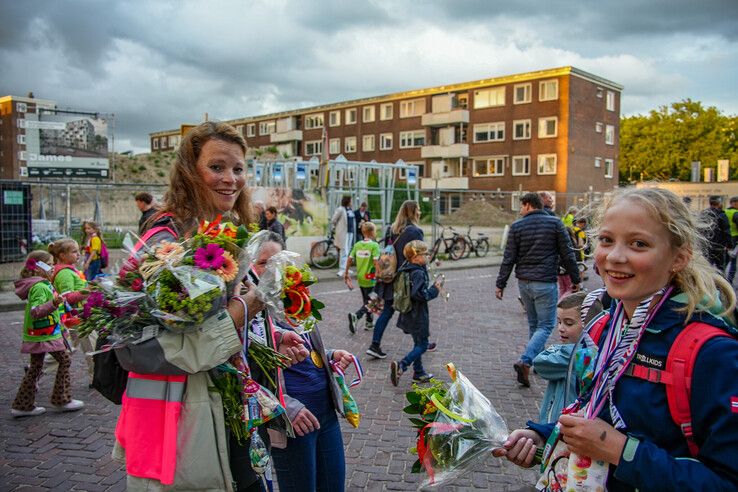 In beeld: Avondvierdaagse Zwolle eindigt feestelijk ondanks regenbuien