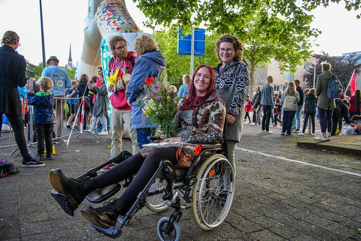 In beeld: Avondvierdaagse Zwolle eindigt feestelijk ondanks regenbuien
