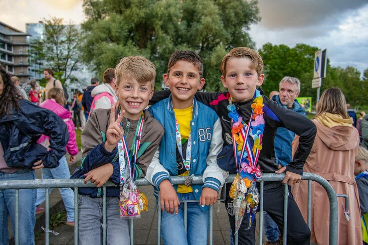 In beeld: Avondvierdaagse Zwolle eindigt feestelijk ondanks regenbuien