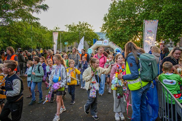 In beeld: Avondvierdaagse Zwolle eindigt feestelijk ondanks regenbuien