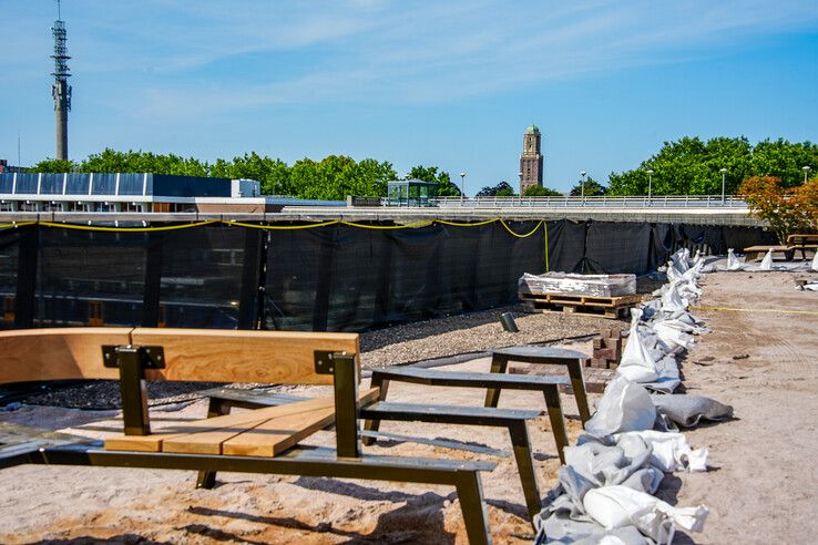 Dure houten loopbrug bij station nadert voltooiing: ‘Zwolle gaat ’m omarmen’