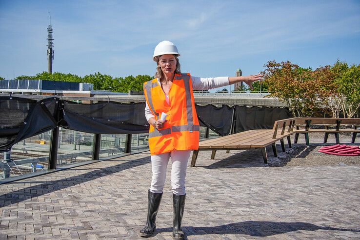 Wethouder Gerdien Rots op de loopbrug in aanbouw.