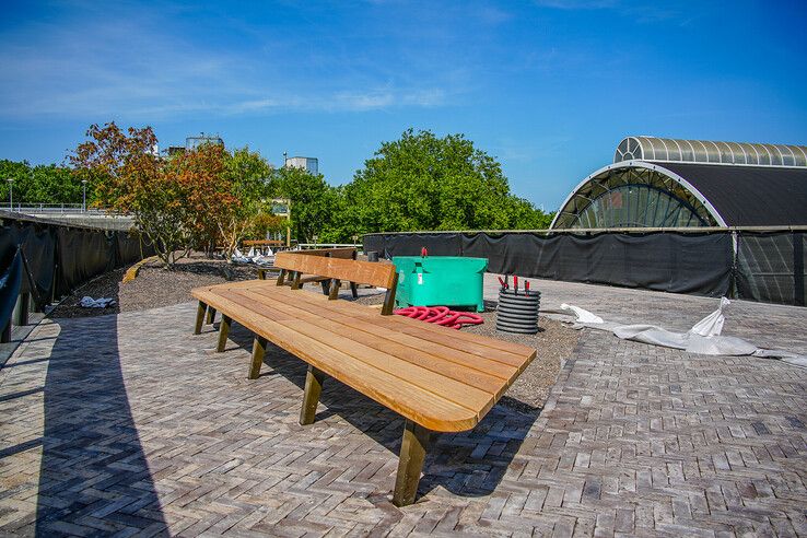 Dure houten loopbrug bij station nadert voltooiing: ‘Zwolle gaat ’m omarmen’