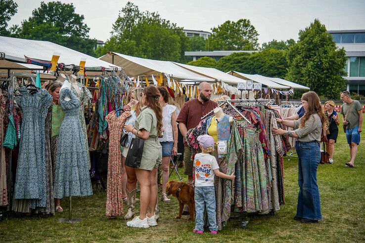 In beeld: Zomerse Ibiza-markt in Park de Wezenlanden