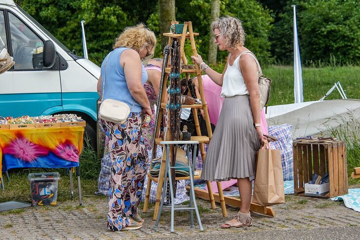In beeld: Zomerse Ibiza-markt in Park de Wezenlanden